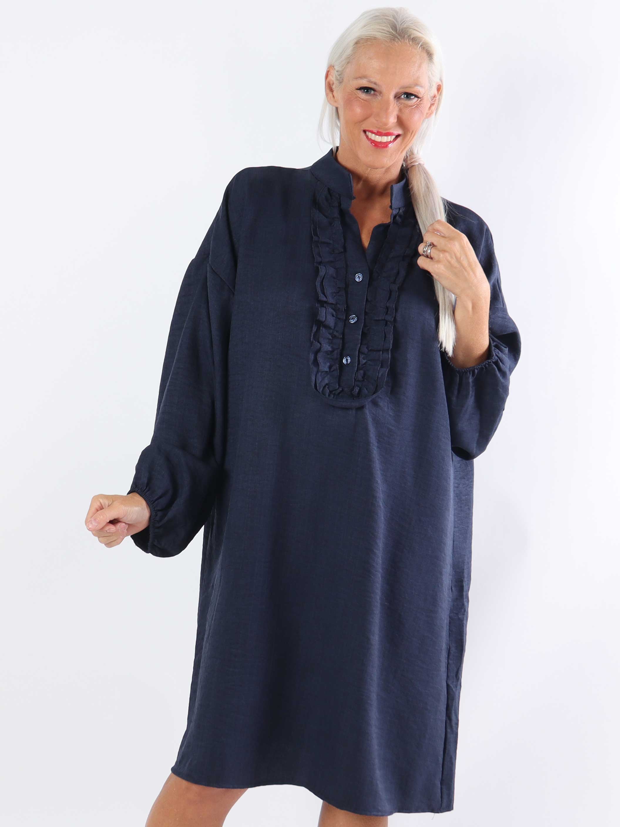 Cassia Plain - Plus size tunikakjole med flæser ved brystet